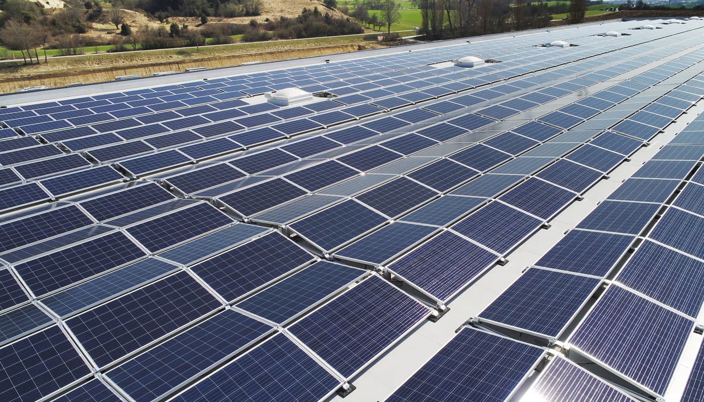 Firmengebäude mit komplettem PV-Dach
