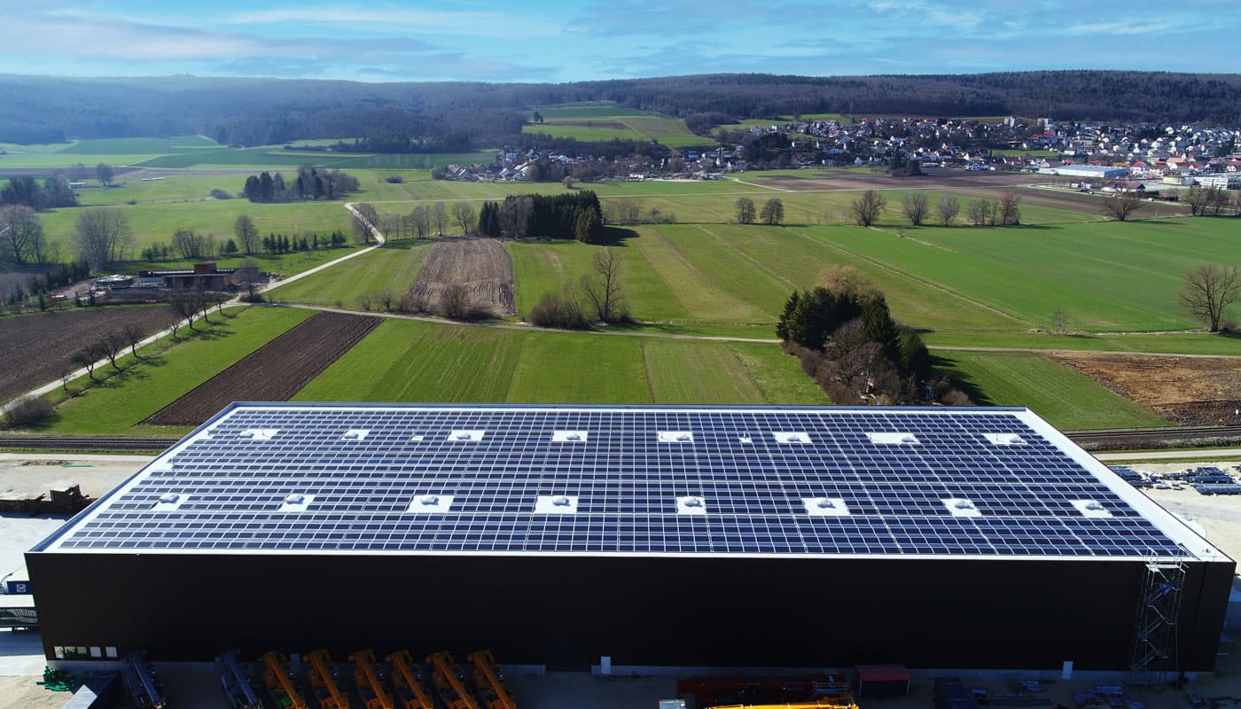 Firmengebäude mit komplettem PV-Dach