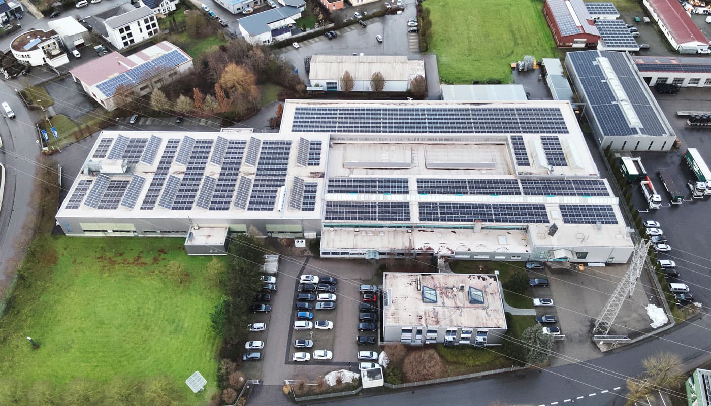 Ein Firmengebäude mit PV-Modulen auf dem Dach