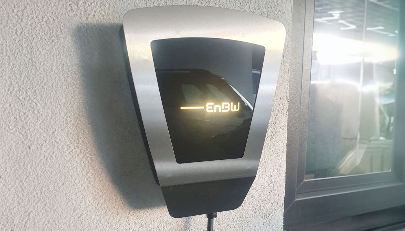 Eine EnBW Wallbox an der Wand