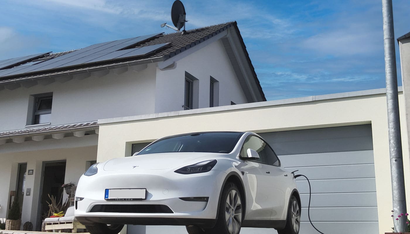 Elektroauto ladet an einer Wallbox