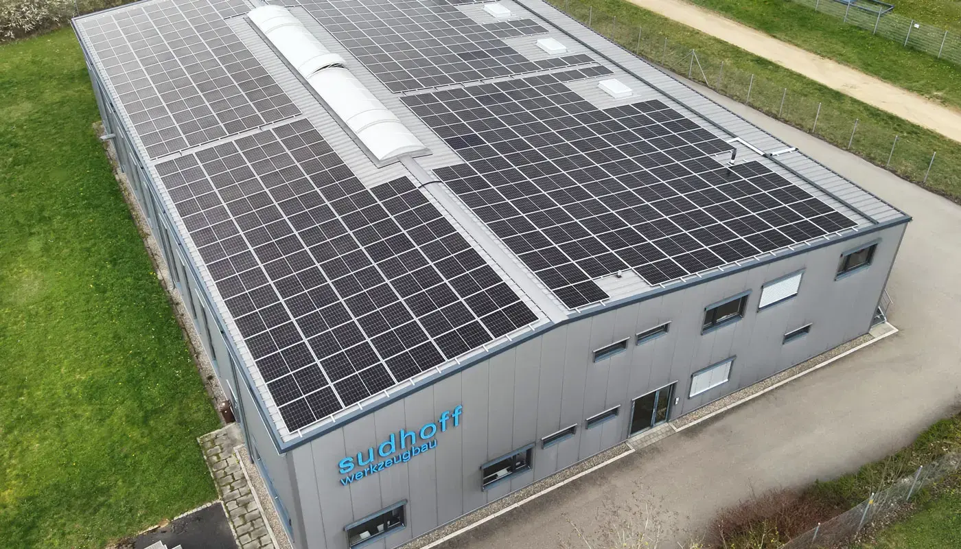 Photovoltaikanlage auf Firmendach.